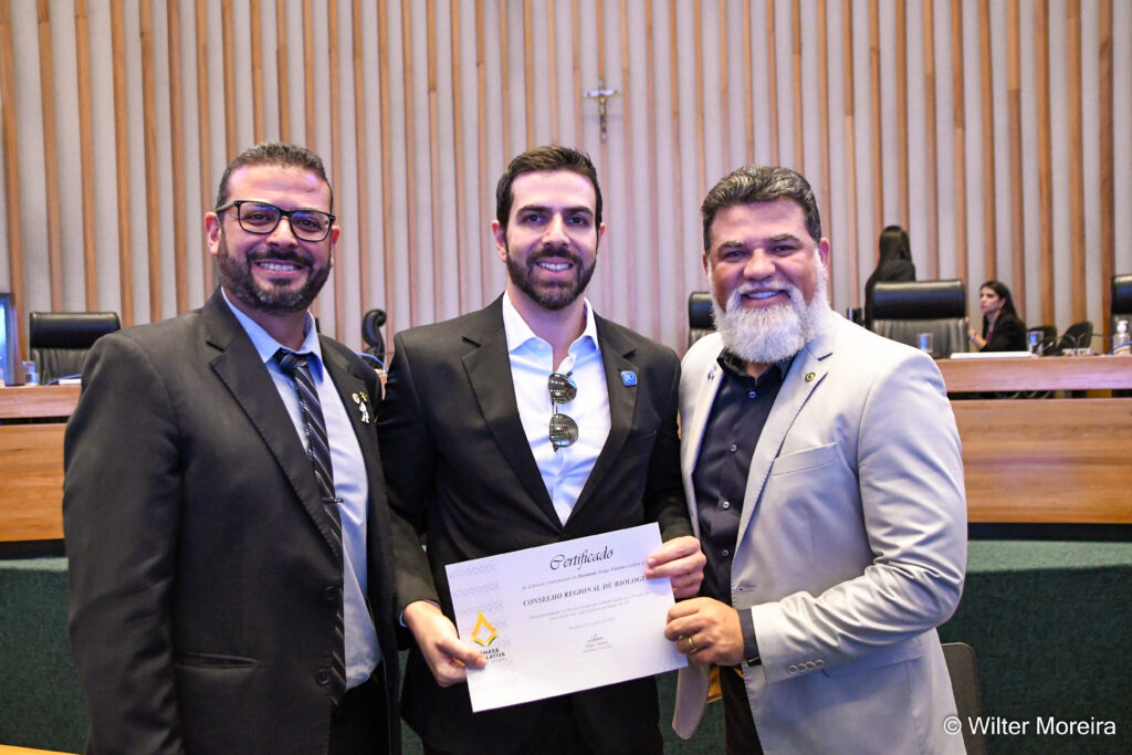 Atenágoras Café recebe certificado das mãos do Deputado Jorge Vianna.